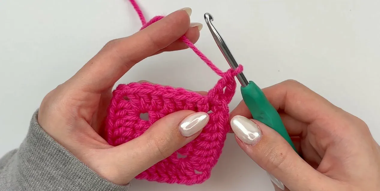 Granny square expanding evenly with larger rounds