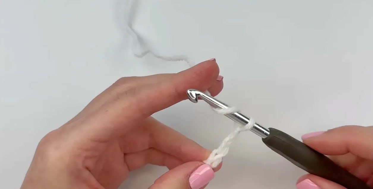 Starting the center chain and first stitches of the rose blanket