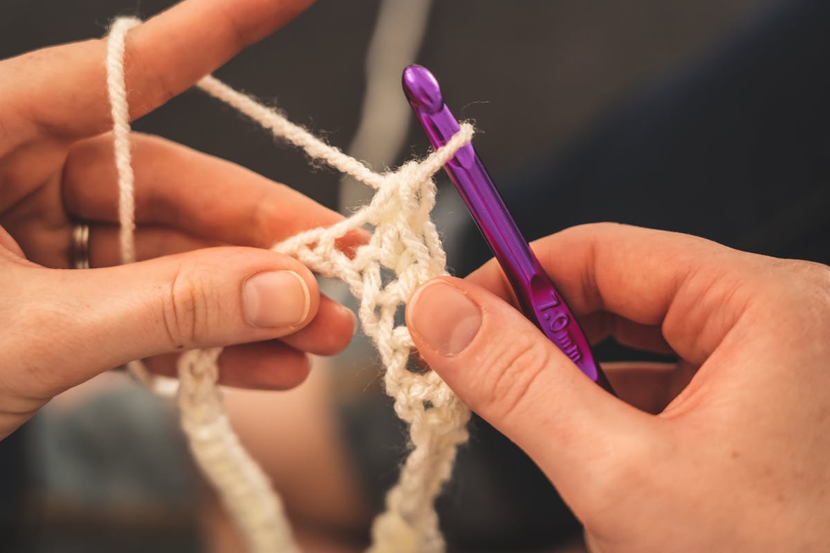 how to crochet left handed with crochet hook and yarn