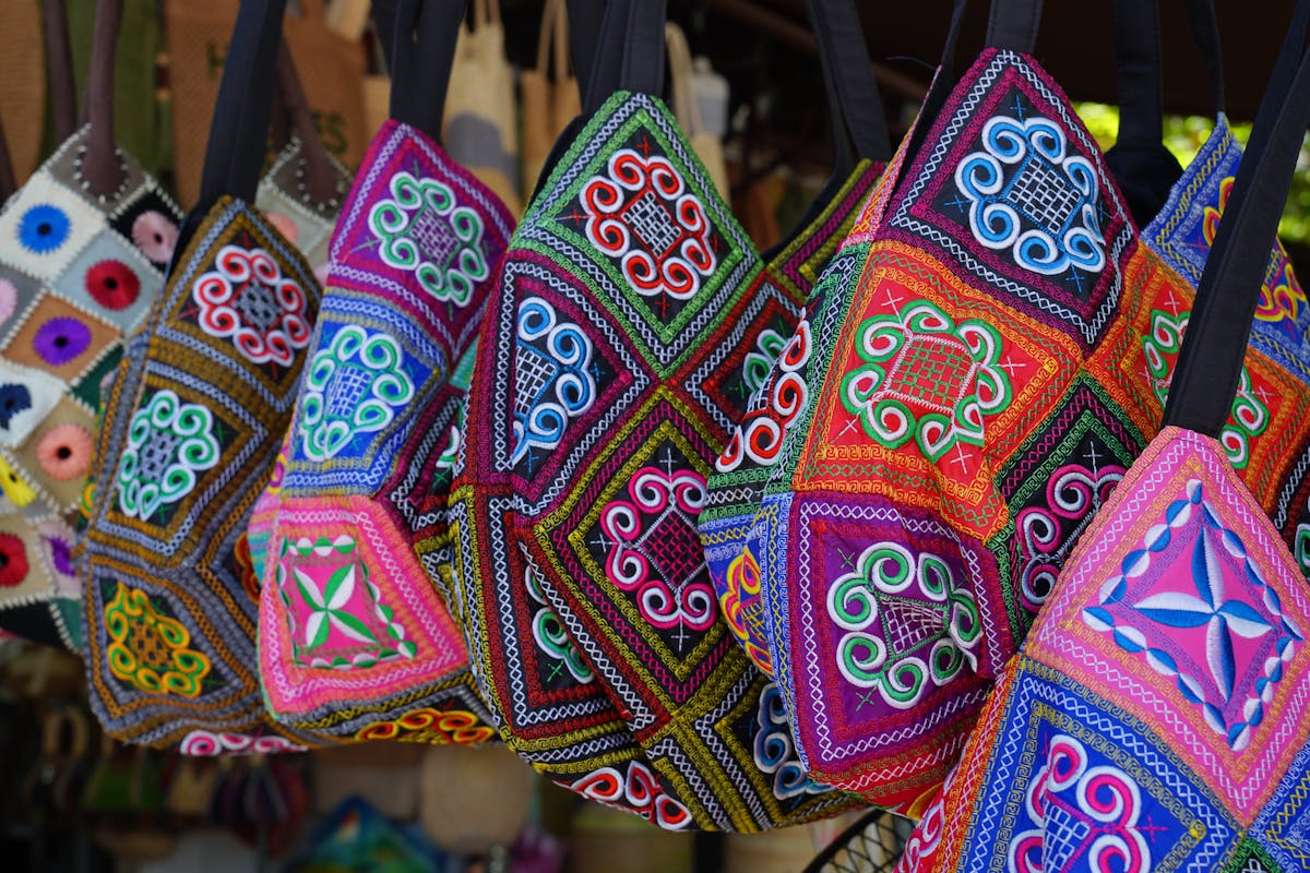 Finger crochet bag pattern – colorful handmade boho tote bags with textile patterns