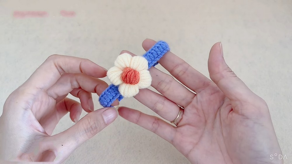Attaching buckle and D-ring to crochet pet collar