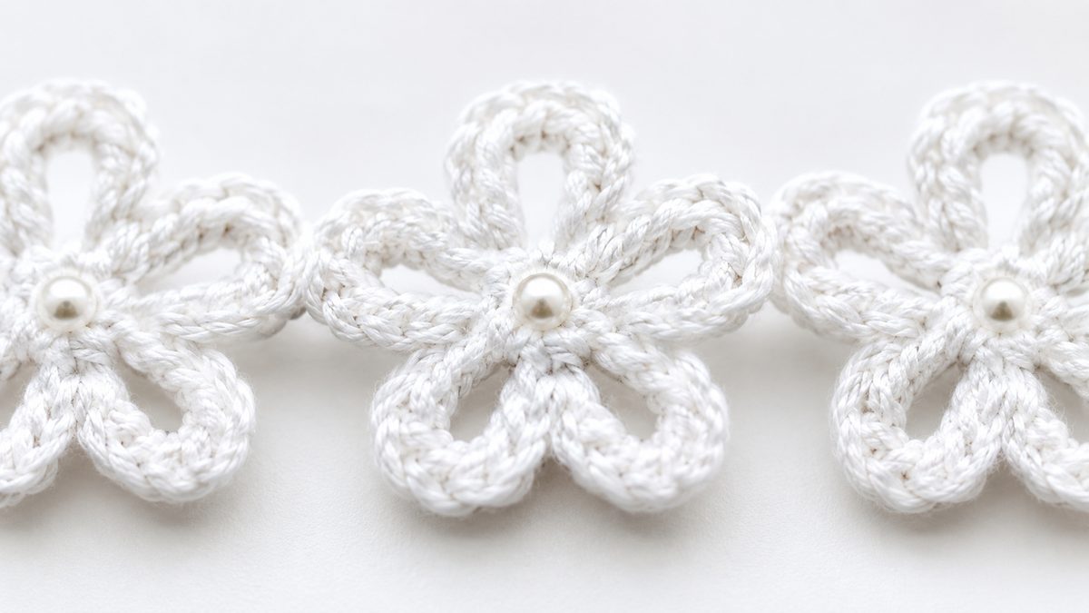 Close-up of daisy flowers on the crochet flower bracelet, chain-loop petals