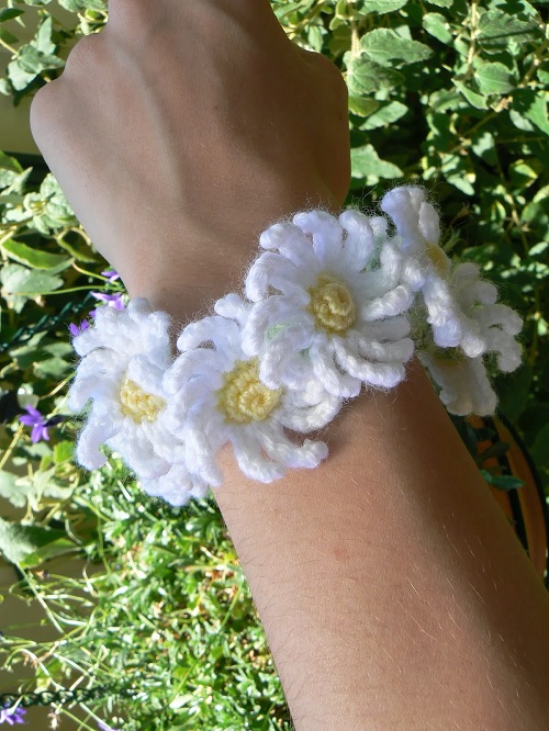 crochet cuff bracelet spring pattern with flowers tutorial