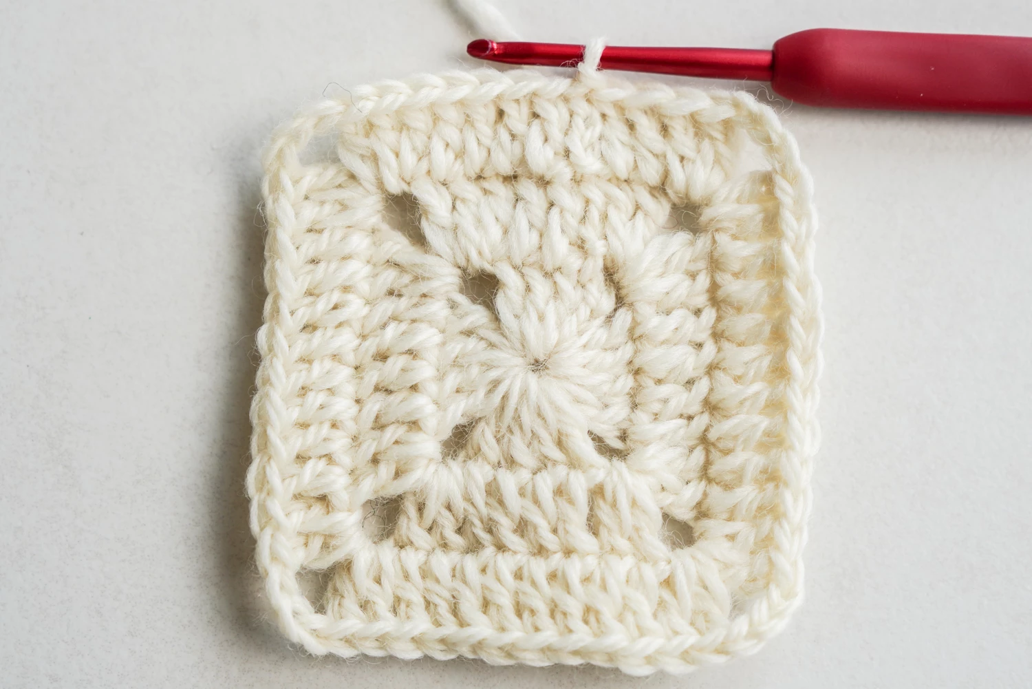 Tulip granny square background round 3 with increasing stitch clusters