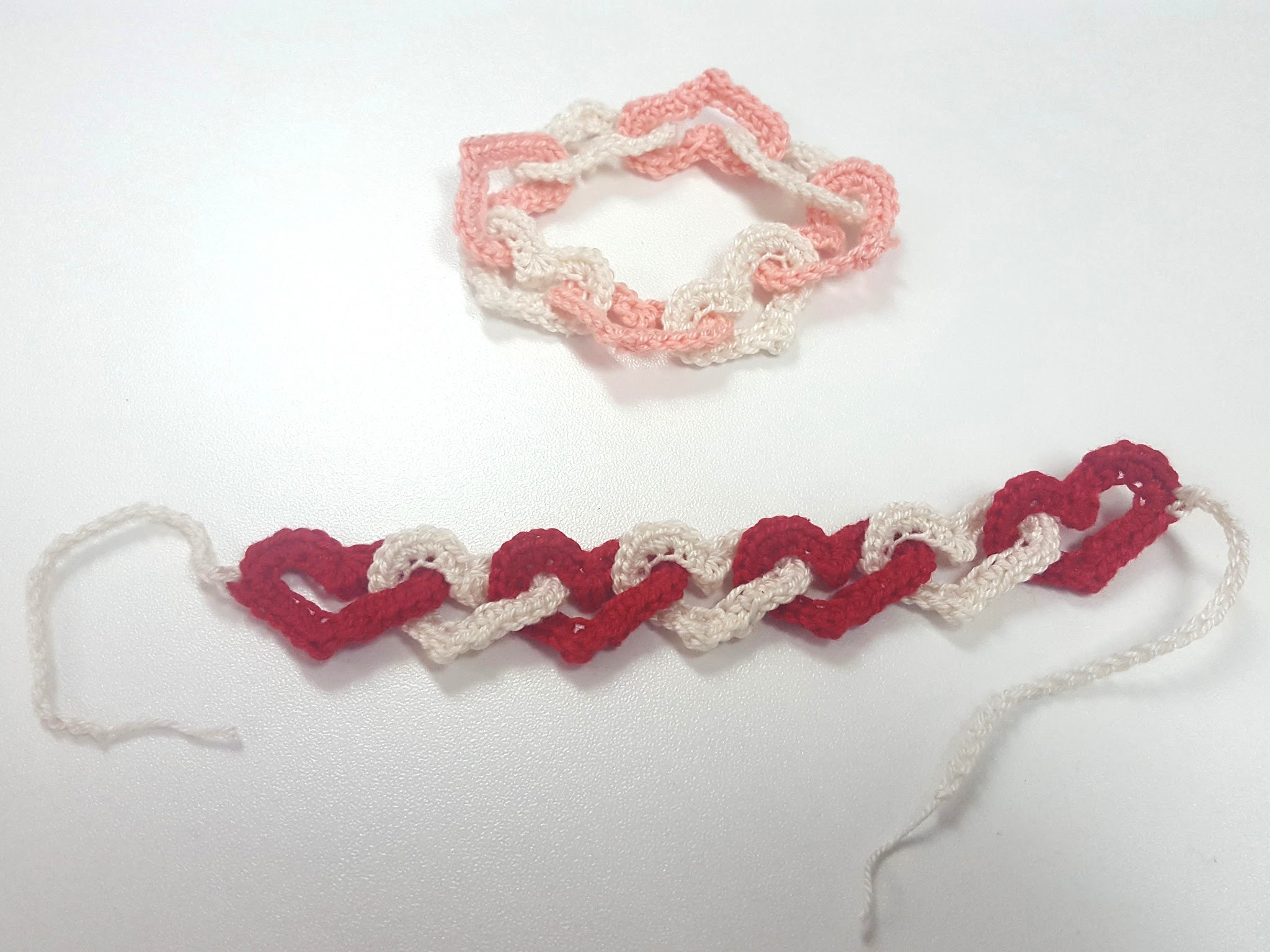 linked hearts crochet bracelet free pattern with pink and white hearts